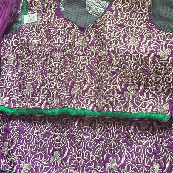 Heavy three (3) piece Lengha Choli with dupatta - Picture 3 of 4